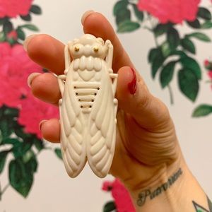 Vintage Plastic Cicada Brooch (cream)
